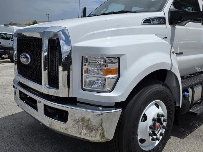 2027 Ford F-750-9