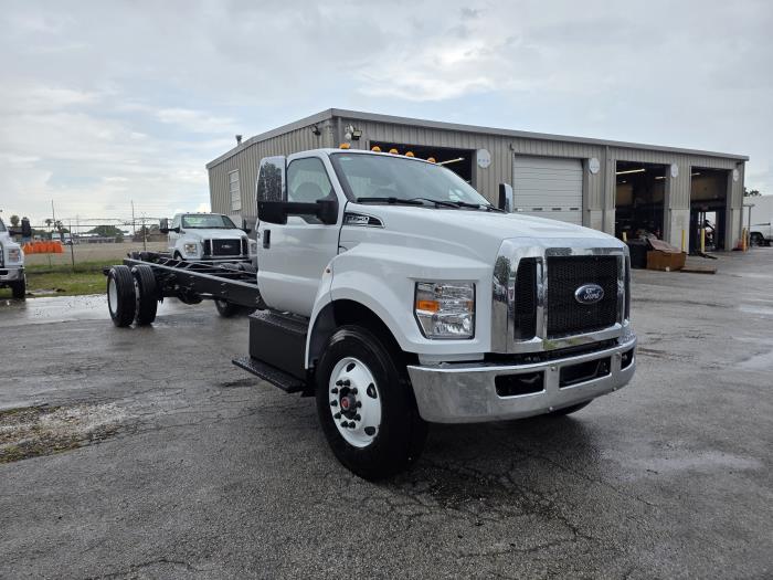 2027 Ford F-750-3