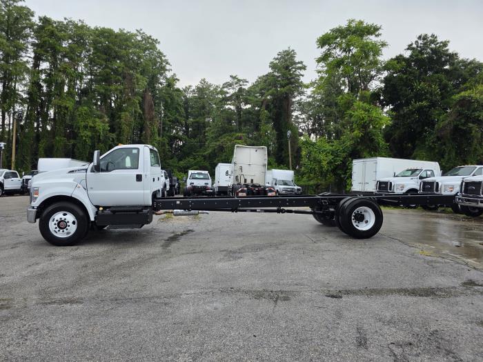 2027 Ford F-750-8