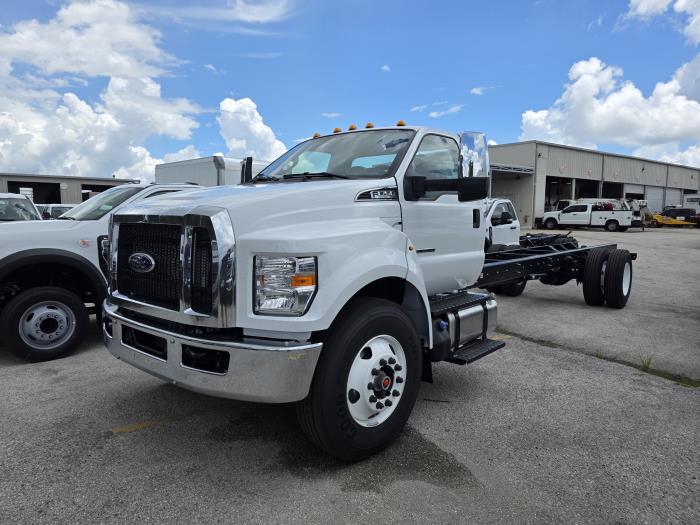 2027 Ford F-750-1