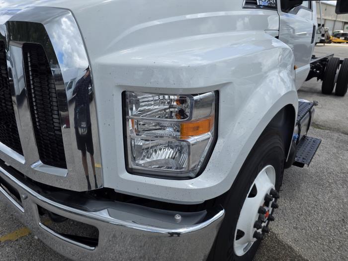 2027 Ford F-750-8
