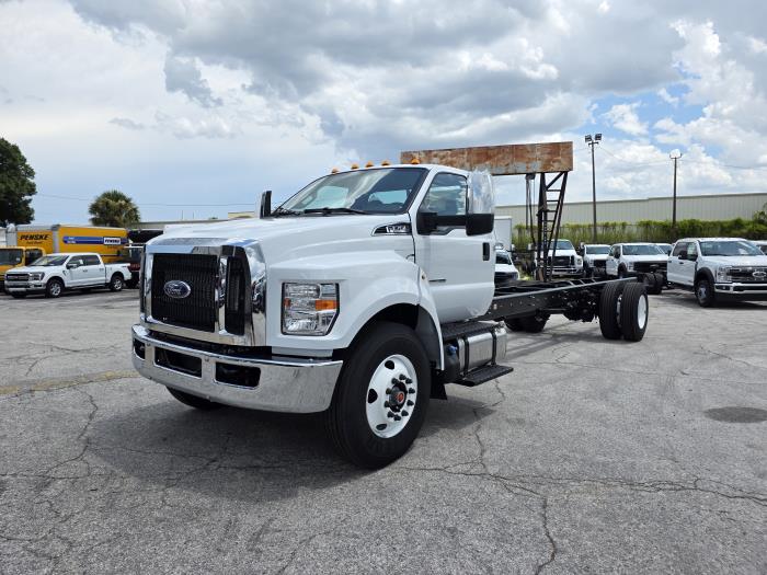 2027 Ford F-750-1