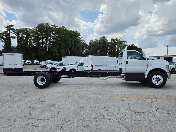2027 Ford F-750-3
