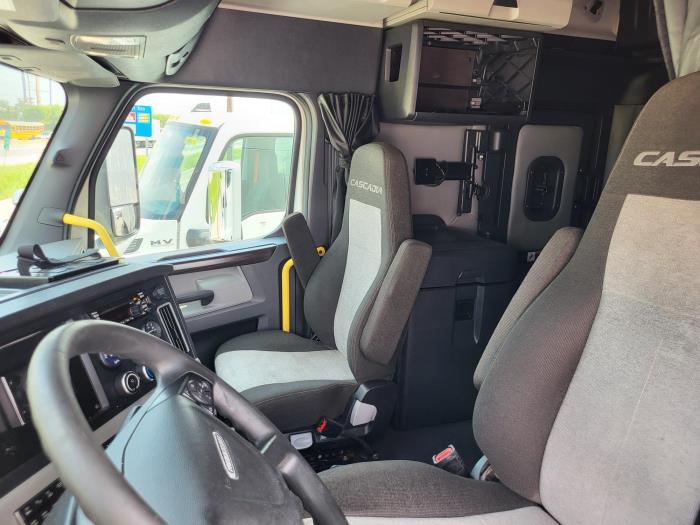 2022 Freightliner Cascadia-7