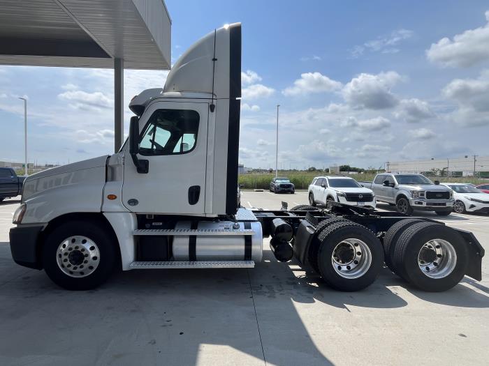 2020 Freightliner Cascadia-6