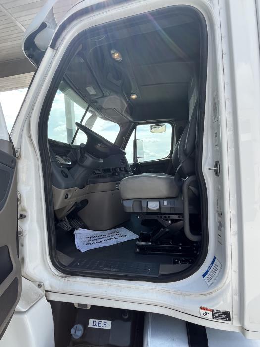 2020 Freightliner Cascadia-8