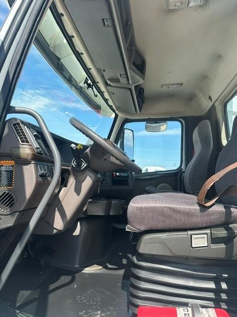 2016 Volvo VNL300-11