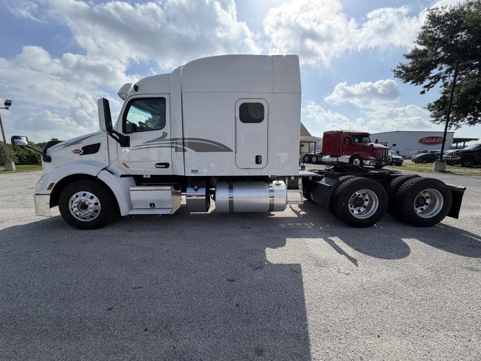 2022 Peterbilt 579-8