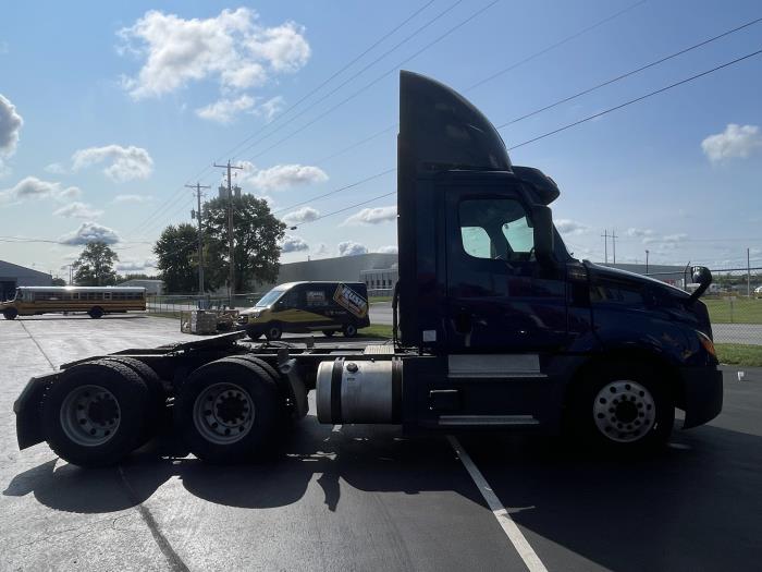 2022 Freightliner Cascadia-2