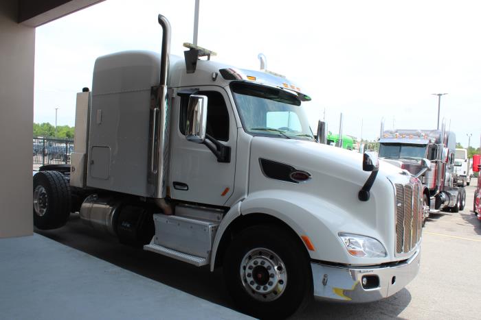 2017 Peterbilt 579-8