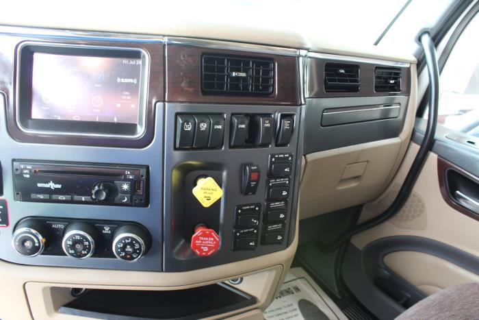 2017 Peterbilt 579-12