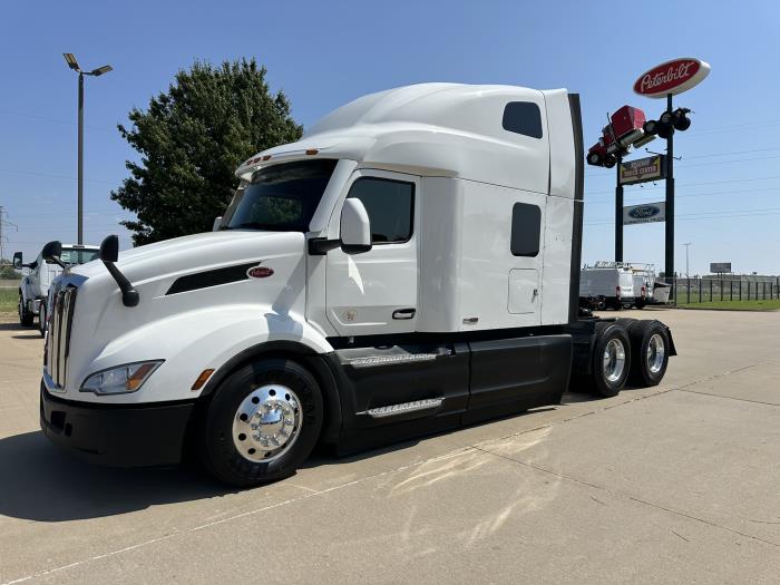 2022 Peterbilt 579-0
