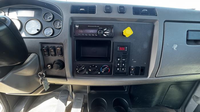 2019 Peterbilt 330-14