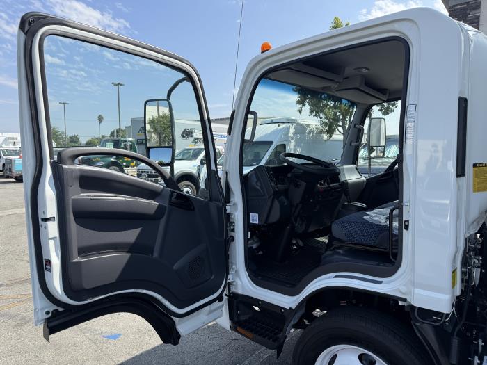 2025 Isuzu NRR-11
