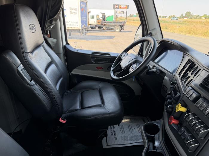 2023 Peterbilt 579-8