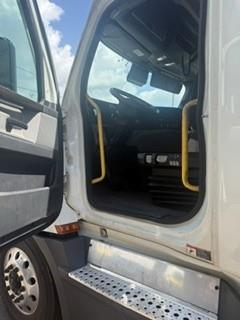 2022 Freightliner Cascadia-22