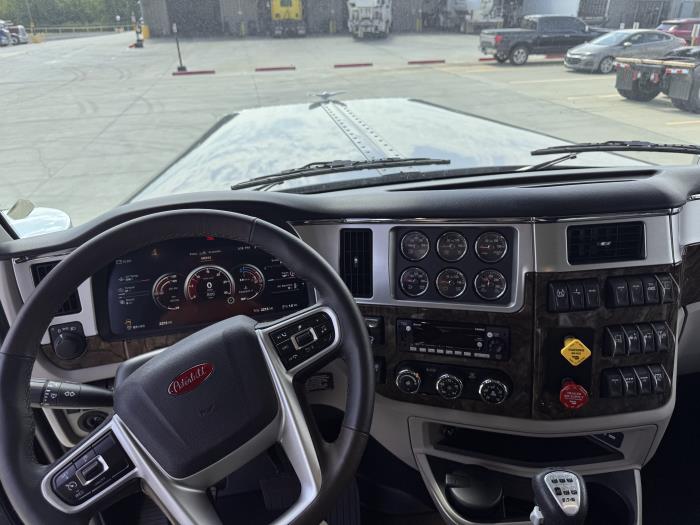 2027 Peterbilt 589-12