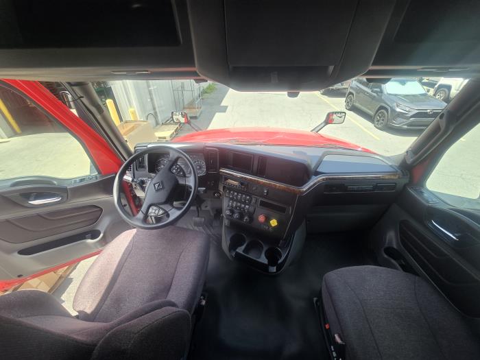 2022 International LT — photo 8