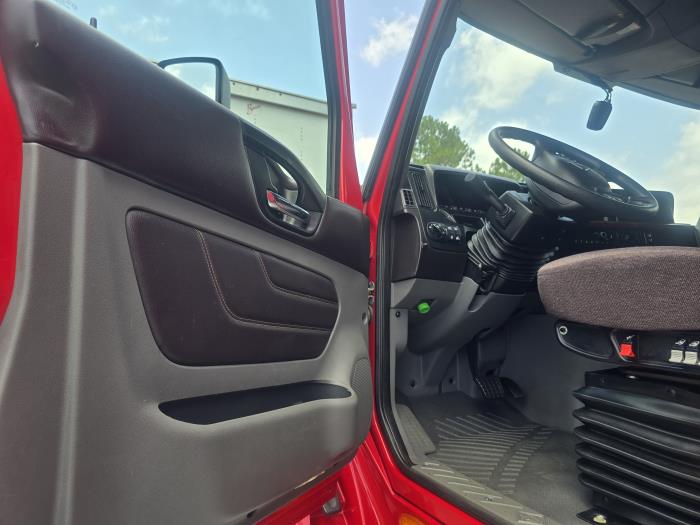2022 International LT — photo 7