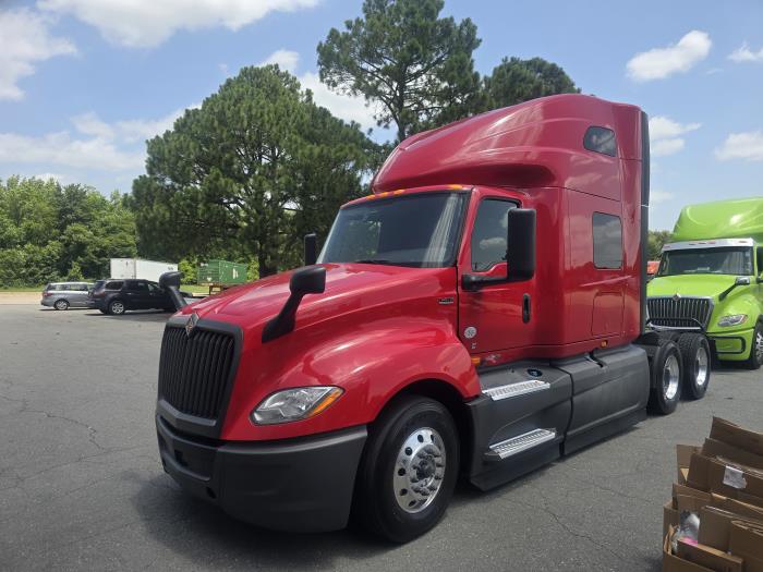 2022 International LT — photo 3