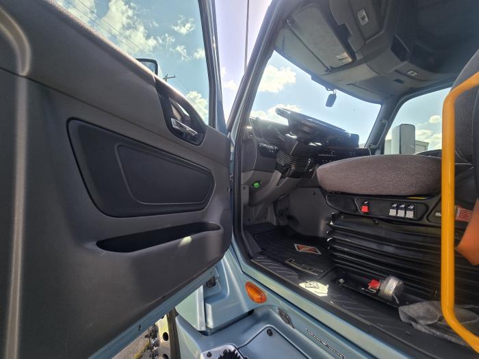 2022 International LT625-8