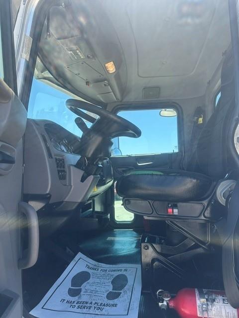 2016 Peterbilt 348-23