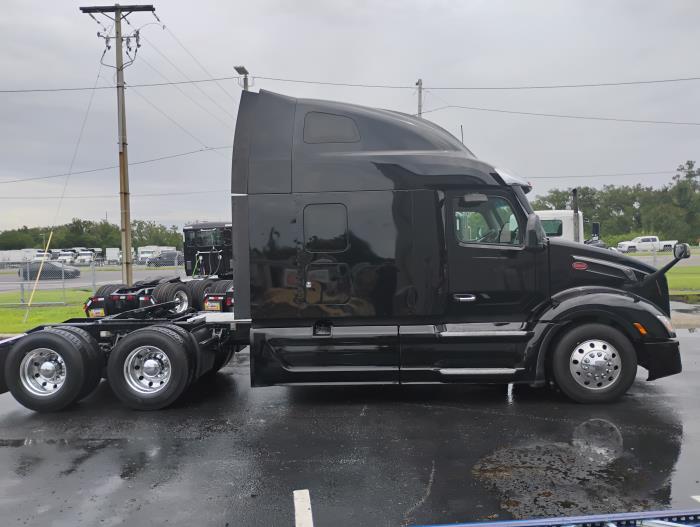2023 Peterbilt 579-8