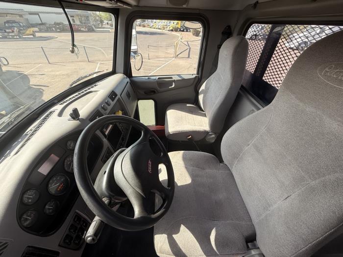 2019 Peterbilt 348-8