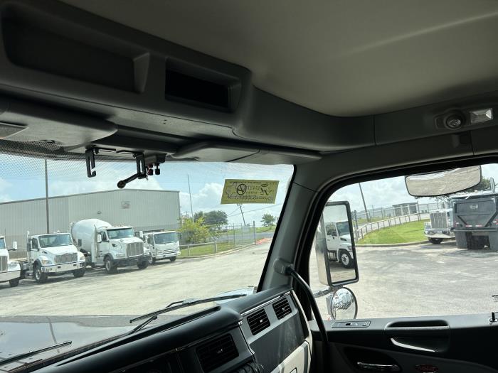 2027 Peterbilt 589-38