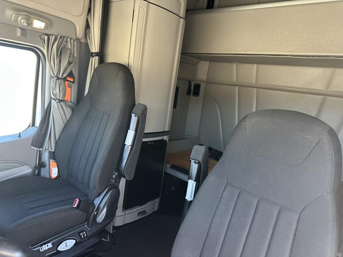 2021 Peterbilt 579-8