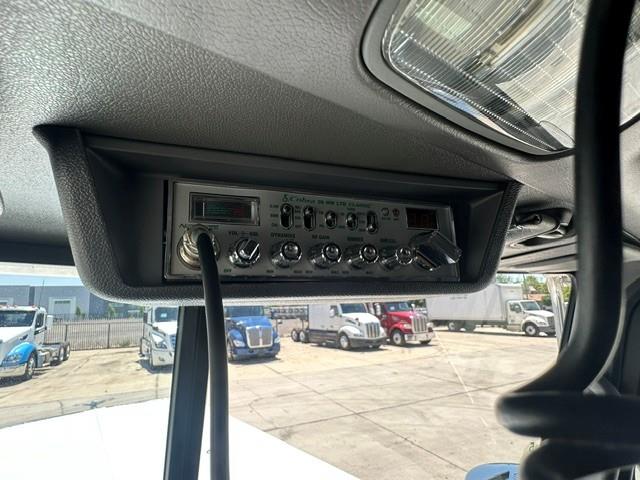 2022 Peterbilt 389-16