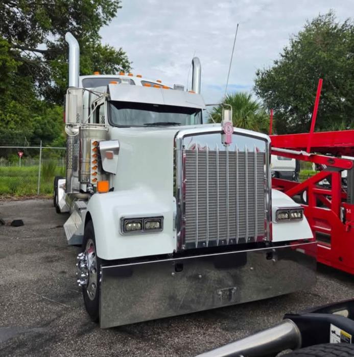 2023 Kenworth W900L-1
