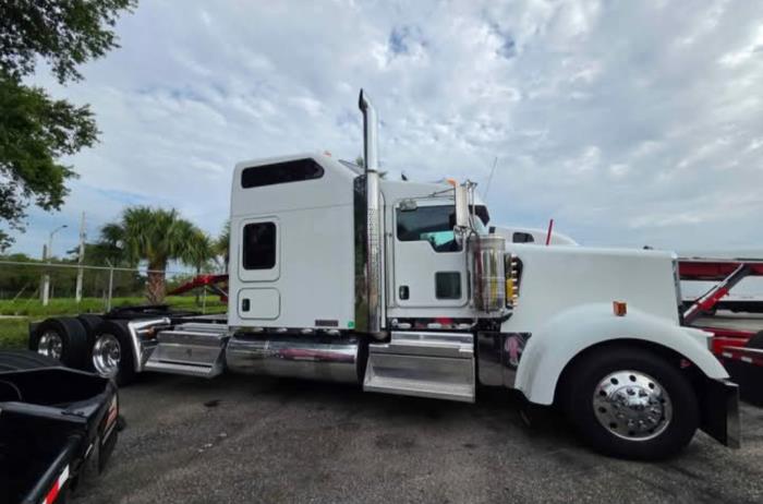 2023 Kenworth W900L-2