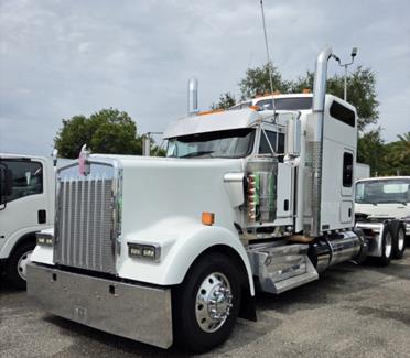 2023 Kenworth W900L-0
