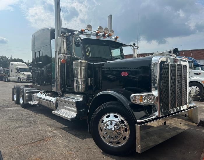 2023 Peterbilt 389-0