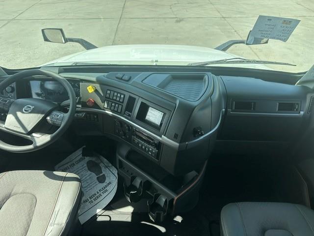 2022 Volvo VNL64T760-8