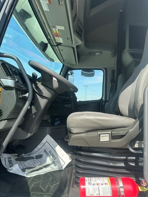 2022 Volvo VNL64T760-9