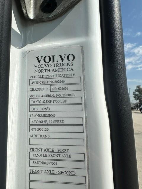 2022 Volvo VNL64T760-17