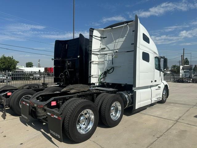 2022 Volvo VNL64T760-18