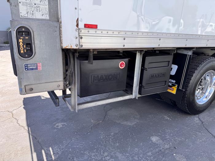 2018 Peterbilt 348-23