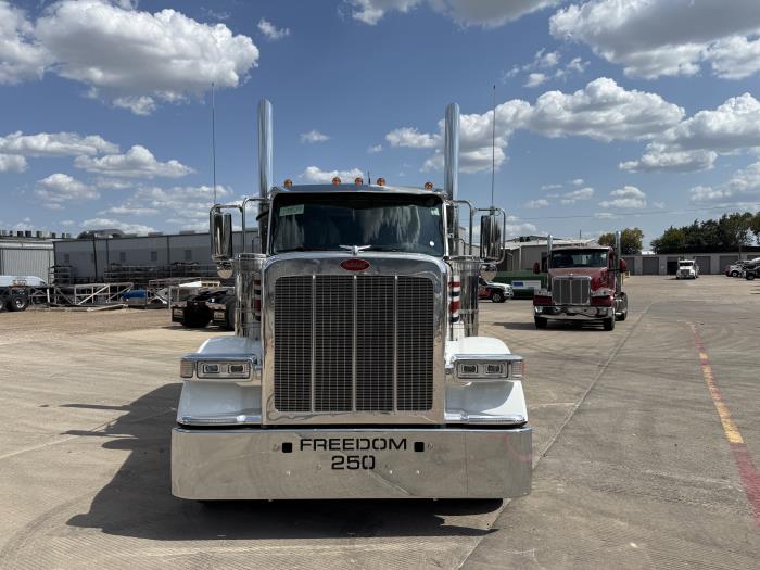 2027 Peterbilt 589-12