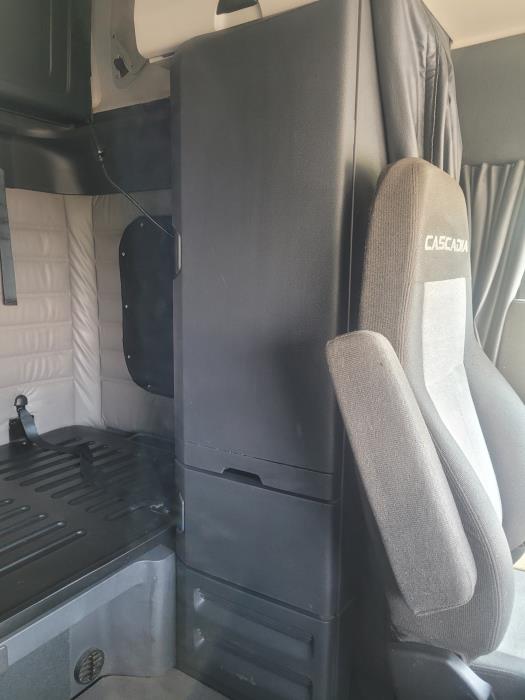 2023 Freightliner Cascadia-23