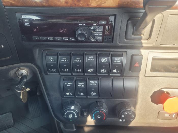 2021 International LT625-16
