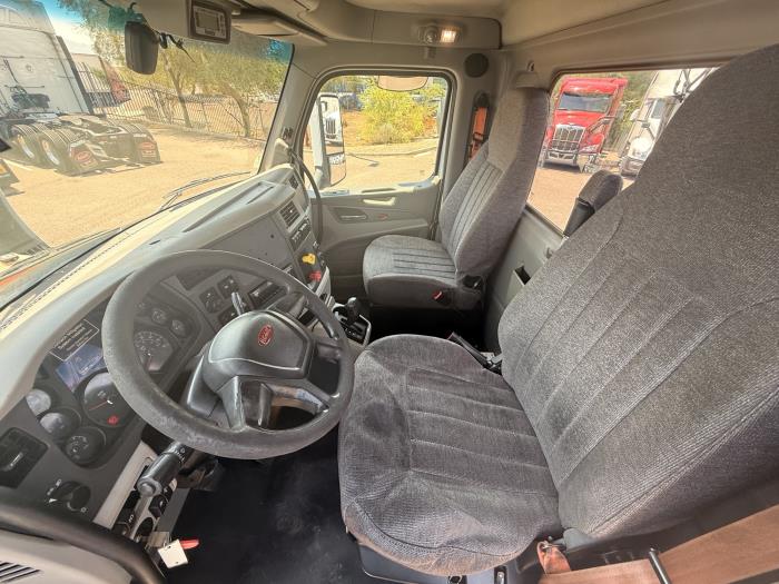 2018 Peterbilt 579-8