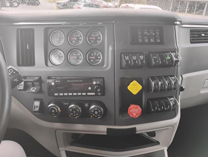 2023 Peterbilt 579-18
