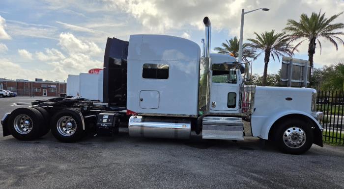 2023 Peterbilt 389-1