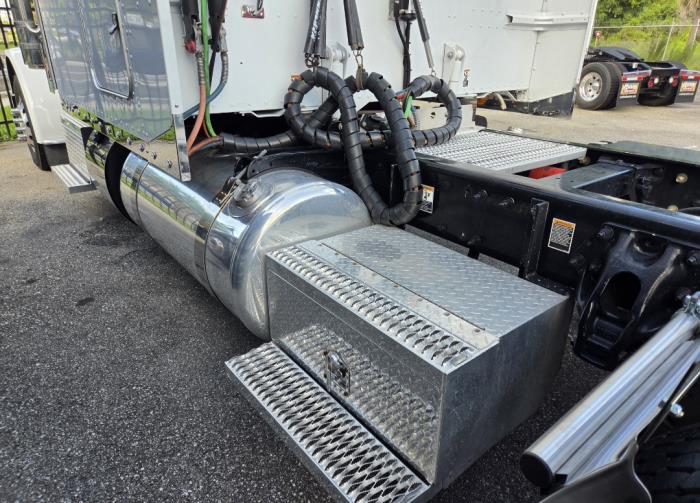 2023 Peterbilt 389-8