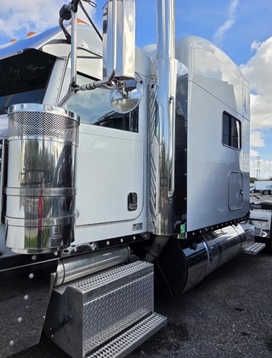 2023 Peterbilt 389-3