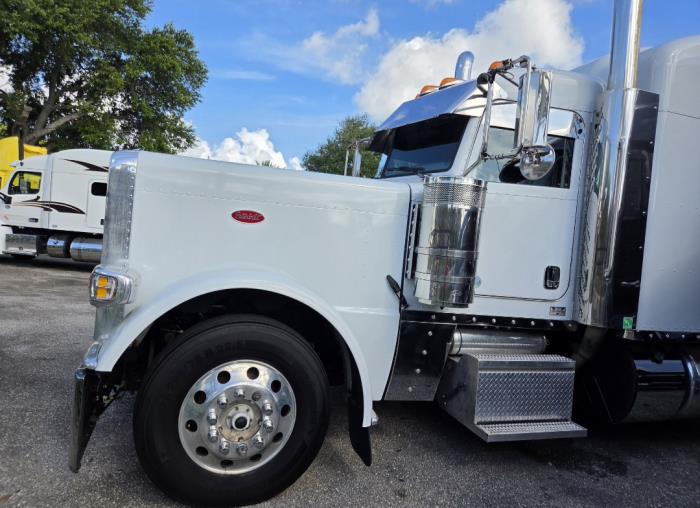 2023 Peterbilt 389-2