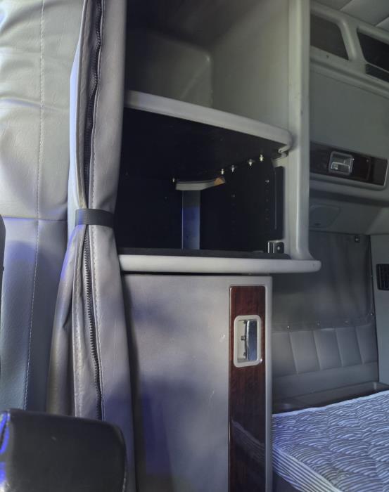 2023 Peterbilt 389-12
